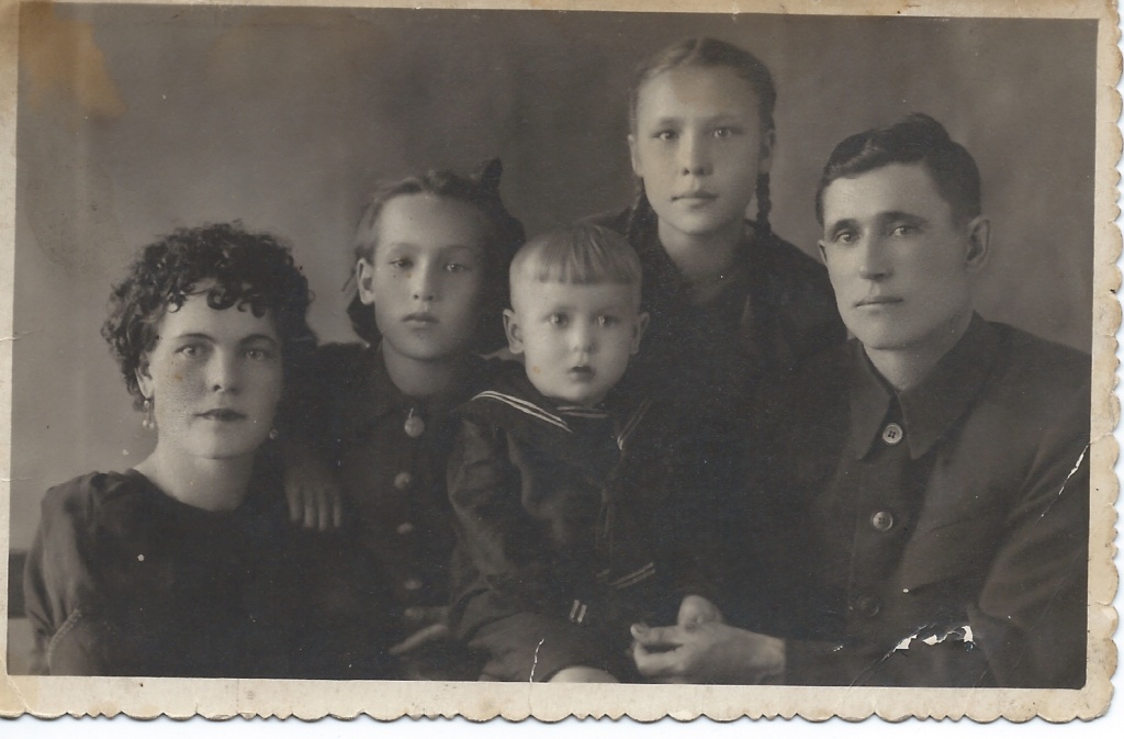 1.а.галя с родителями. Ляликовы Александр Иванович и Илидия Ильинична - копия.jpg