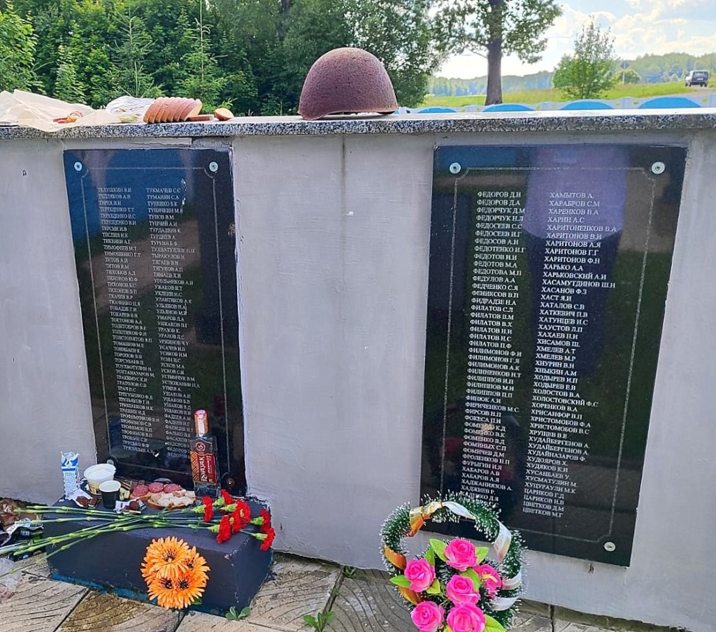 Фото братской могилы Погостище 2 надписи.jpg