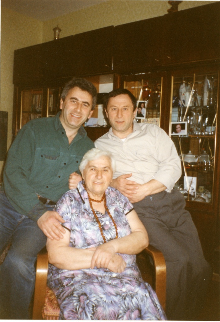 Эсфирь Калмановна с сыновьями.jpg